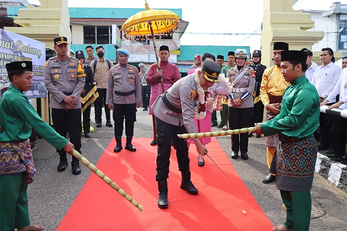 Kapolres Baru Ketapang Disambut Adat dan Pedang Pora, AKBP Muhammad Harris: Saya Merasa Diterima dengan Penuh Kehormatan