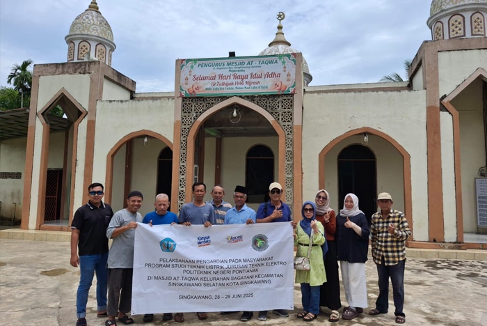 Polnep Bantu Perbaiki Instalasi Listrik Masjid At-Taqwa Singkawang, Jamaah Makin Nyaman Beribadah