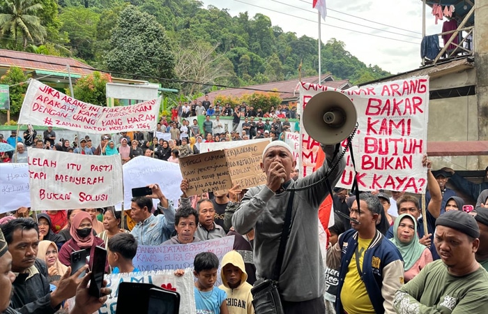 Ratusan Warga Batu Ampar Tuntut Kepastian Legalitas Bahan Baku Arang Bakau