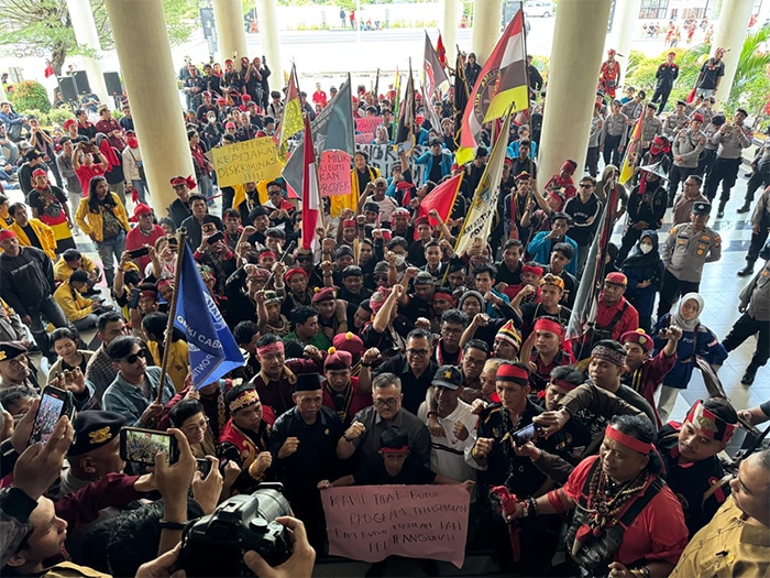 Ratusan Warga Kalbar Demo Tolak Transmigrasi: Jangan Tambah Masalah Baru di Tanah Kami!