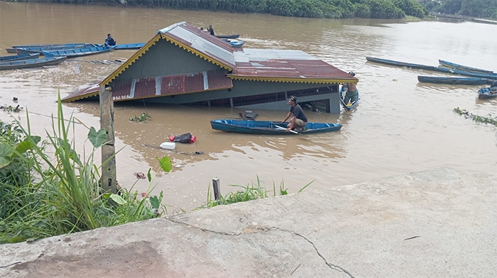 Rumah Guru Ngaji di Mempawah Amblas ke Sungai, Hanya Atap yang Masih Terlihat