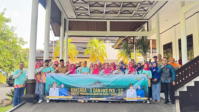 Sekda Pontianak Lepas Kontingen PKK Ikuti HKG ke-53 di Landak: Harus Juara!