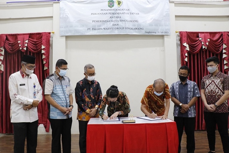 Tjhai Chui Mie Teken Perjanjian Pemanfaatan Tanah HPL Pemkot Singkawang untuk Dukung Pariwisata Pasir Panjang