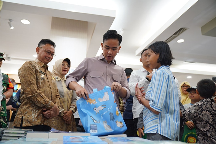 Gibran Belanja Buku Bareng Anak Yatim dan Siswa Sekolah Rakyat di Megamal Pontianak