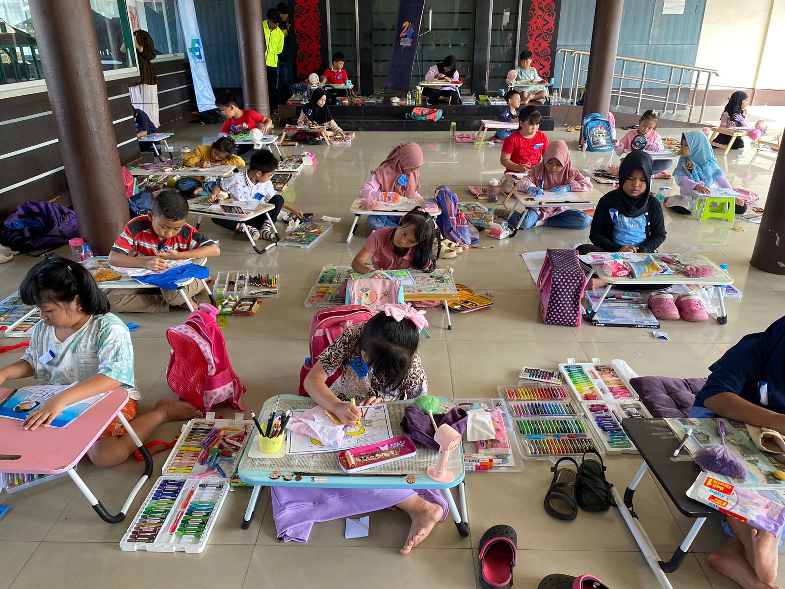 Keseruan Anak-anak Ikuti Lomba Mewarnai HUT ke-6 IJTI Kalbar