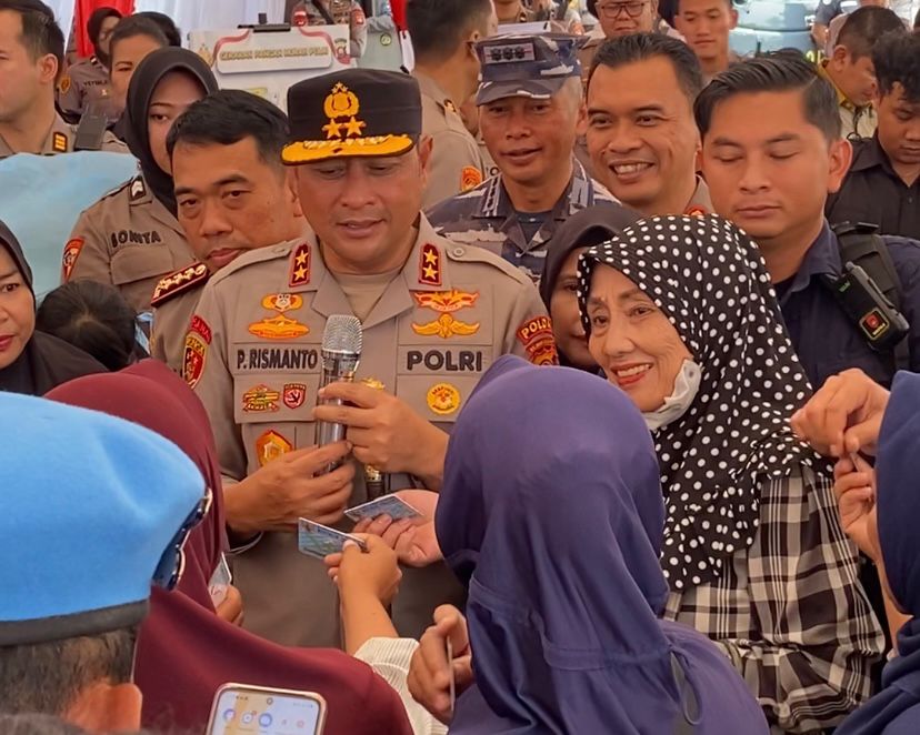 Ultahnya Bertepatan dengan GPM, Emak-emak Ini Dapat Hadiah 2 Paket Sembako dari Kapolda Kalbar