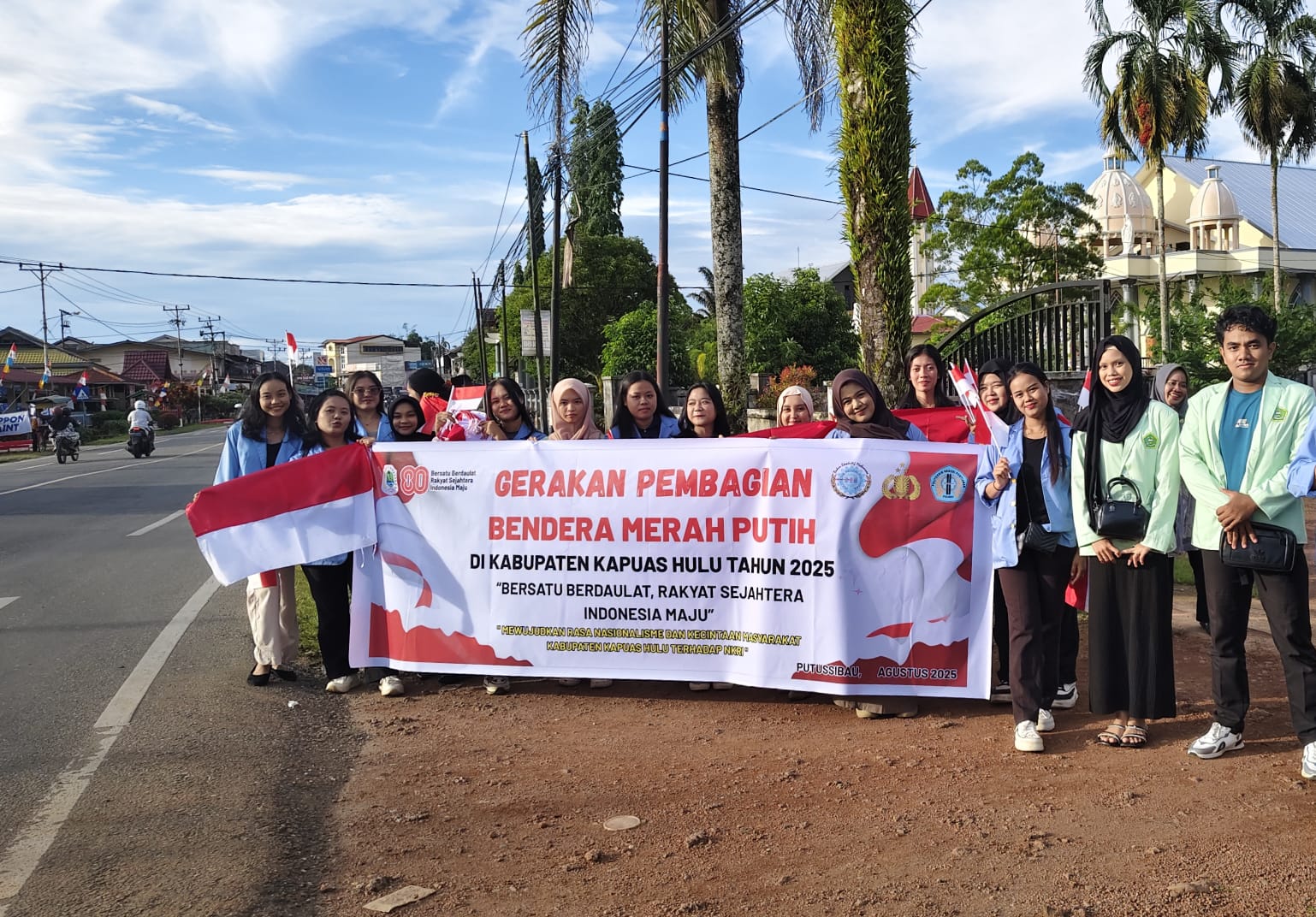 Tumbuhkan Rasa Persatuan dan Nasionalisme, BEM Polnep Kapuas Hulu Bagikan Bendera Meraih Putih kepada Masyarakat