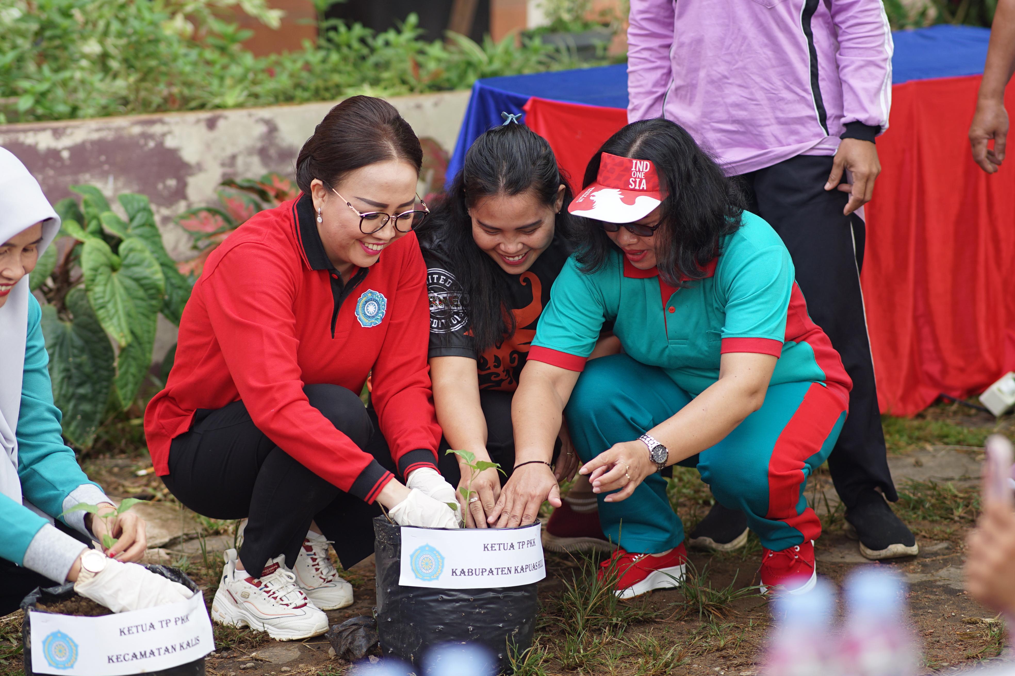 Angeline Fremalco Ajak Seluruh PKK Kecamatan di Kapuas Hulu Dukung Ketahanan Pangan Masyarakat