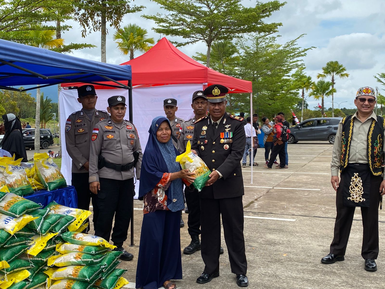 Polsek Mentebah dan Badau bersama Bulog Gelar Gerakan Pangan Murah