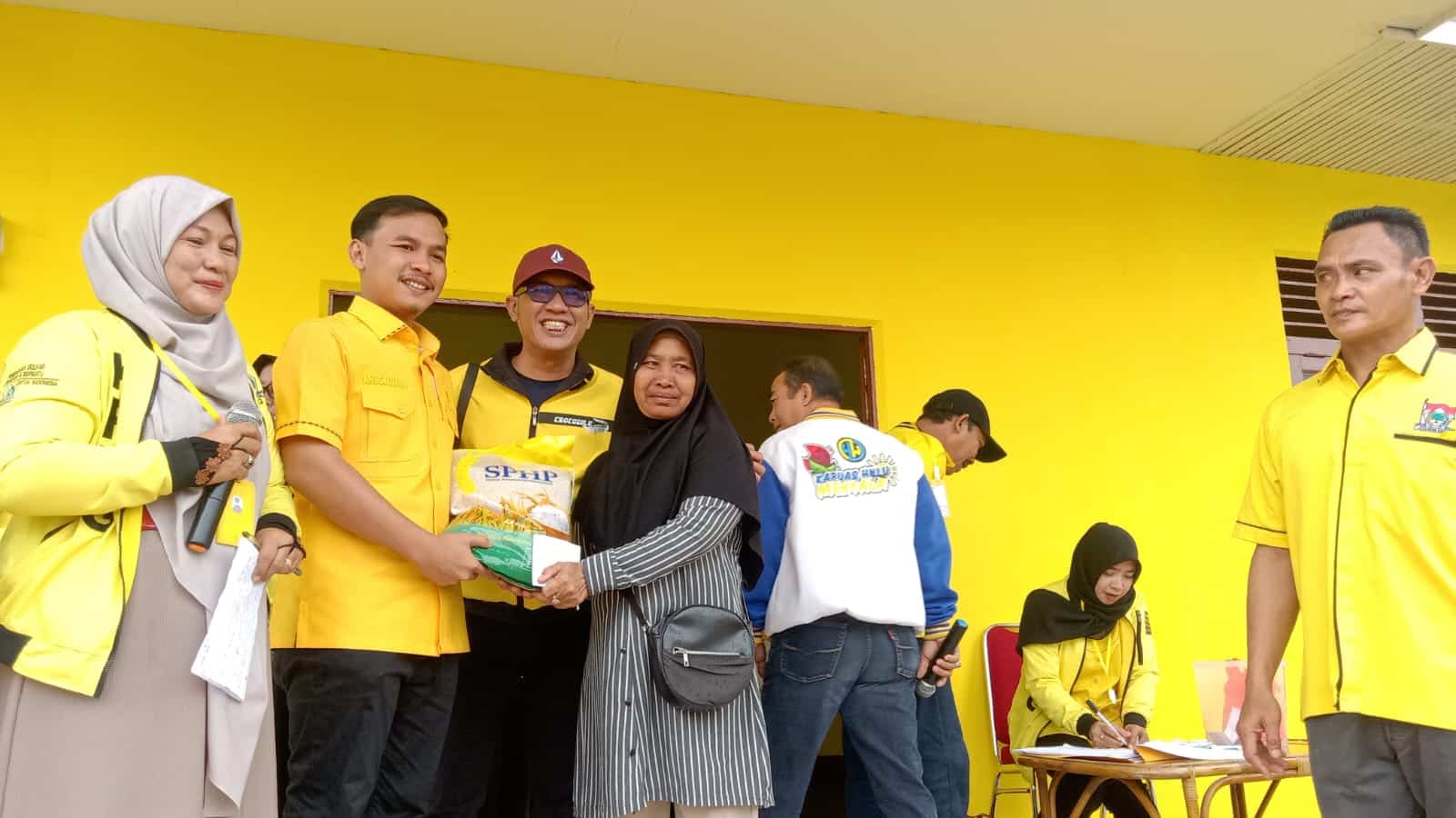 Gerakan Pangan Murah DPD Golkar Kapuas Hulu Diserbu Masyarakat