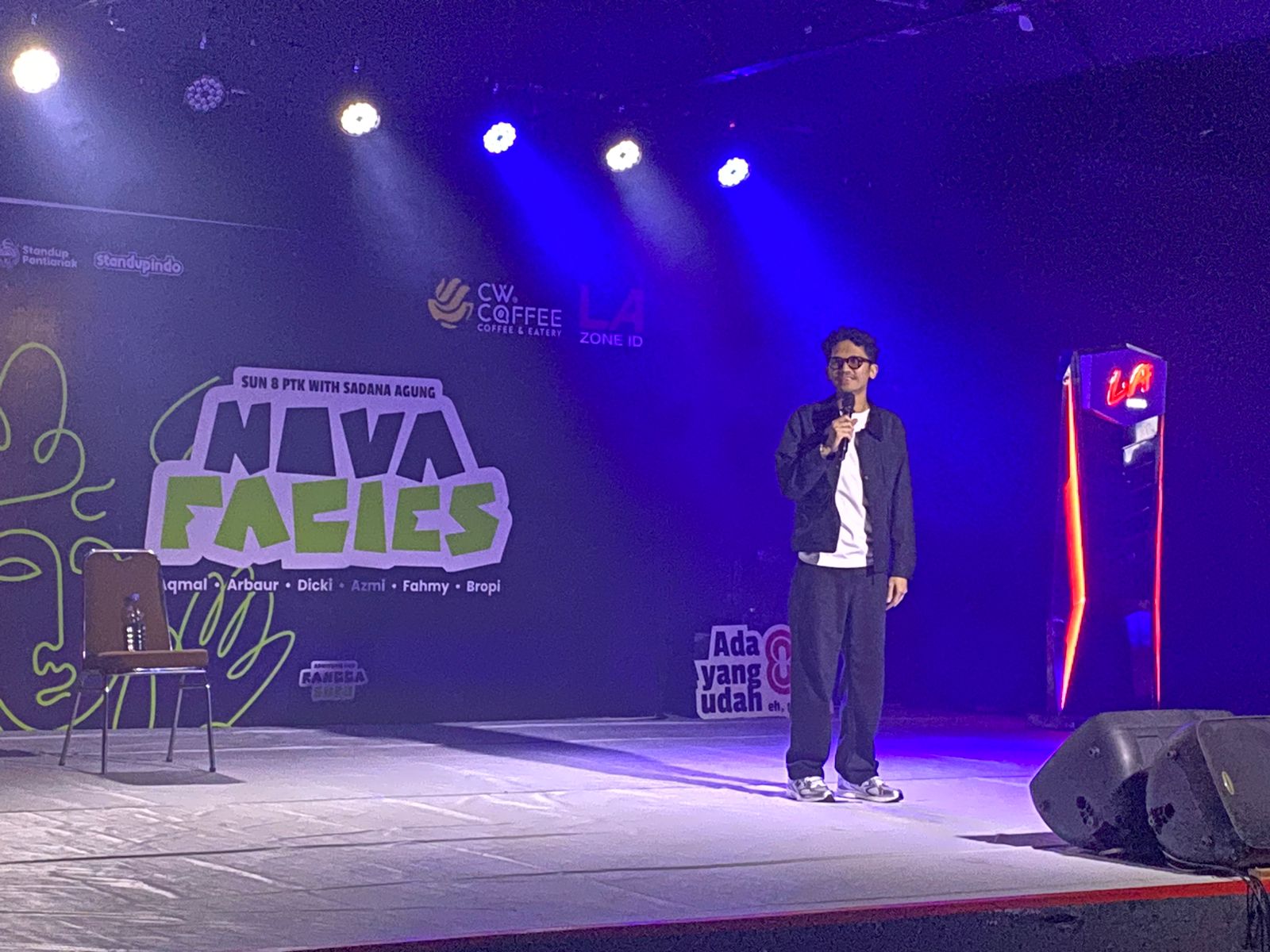 Sadana Agung dan 6 Komika Lokal Sukses Bikin Penonton Terbahak di Stand-Up Nite “Nava Facies” Pontianak