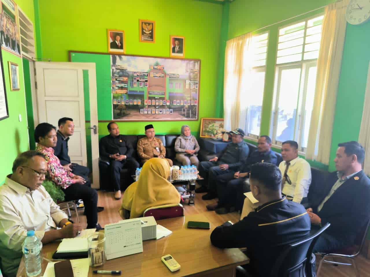 Ketua DPRD Mempawah Tinjau SMPN 1 Sungai Pinyuh Terkait Permasalahan Bangunan yang Viral