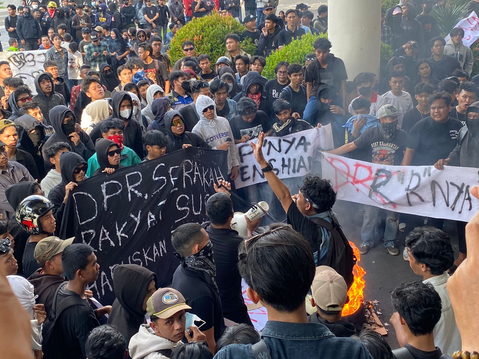 Demo Mahasiswa di Pontianak Ricuh, Massa Lempar Batu, Botol Kemasan hingga Rusak Taman DPRD Kalbar