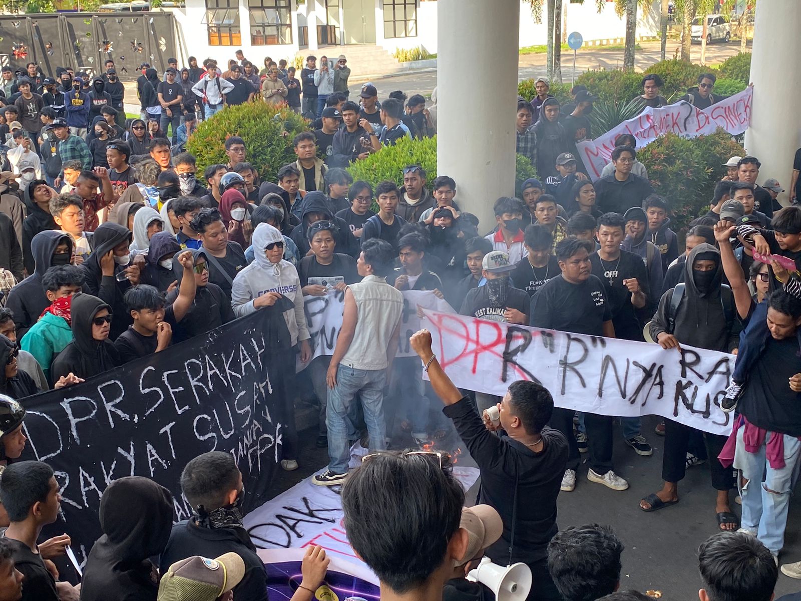 Mahasiswa Geruduk DPRD Kalbar, Desak Cabut Tunjangan DPR RI hingga Naikkan Gaji Guru dan Dosen