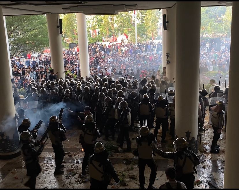 Demo Tolak Kenaikan Gaji DPR di Pontianak Ricuh, Aparat Tembakkan Gas Air Mata