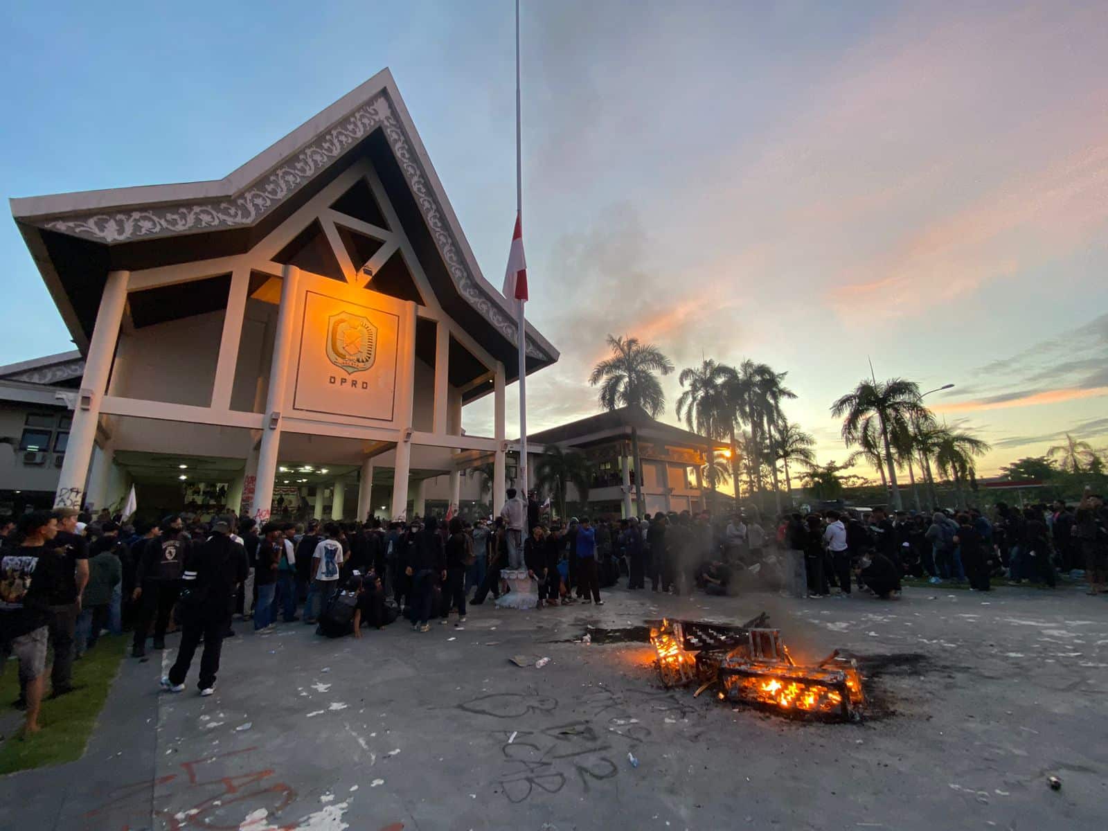 Demo Hari Ketiga di DPRD Kalbar, Ini Tuntutan Massa