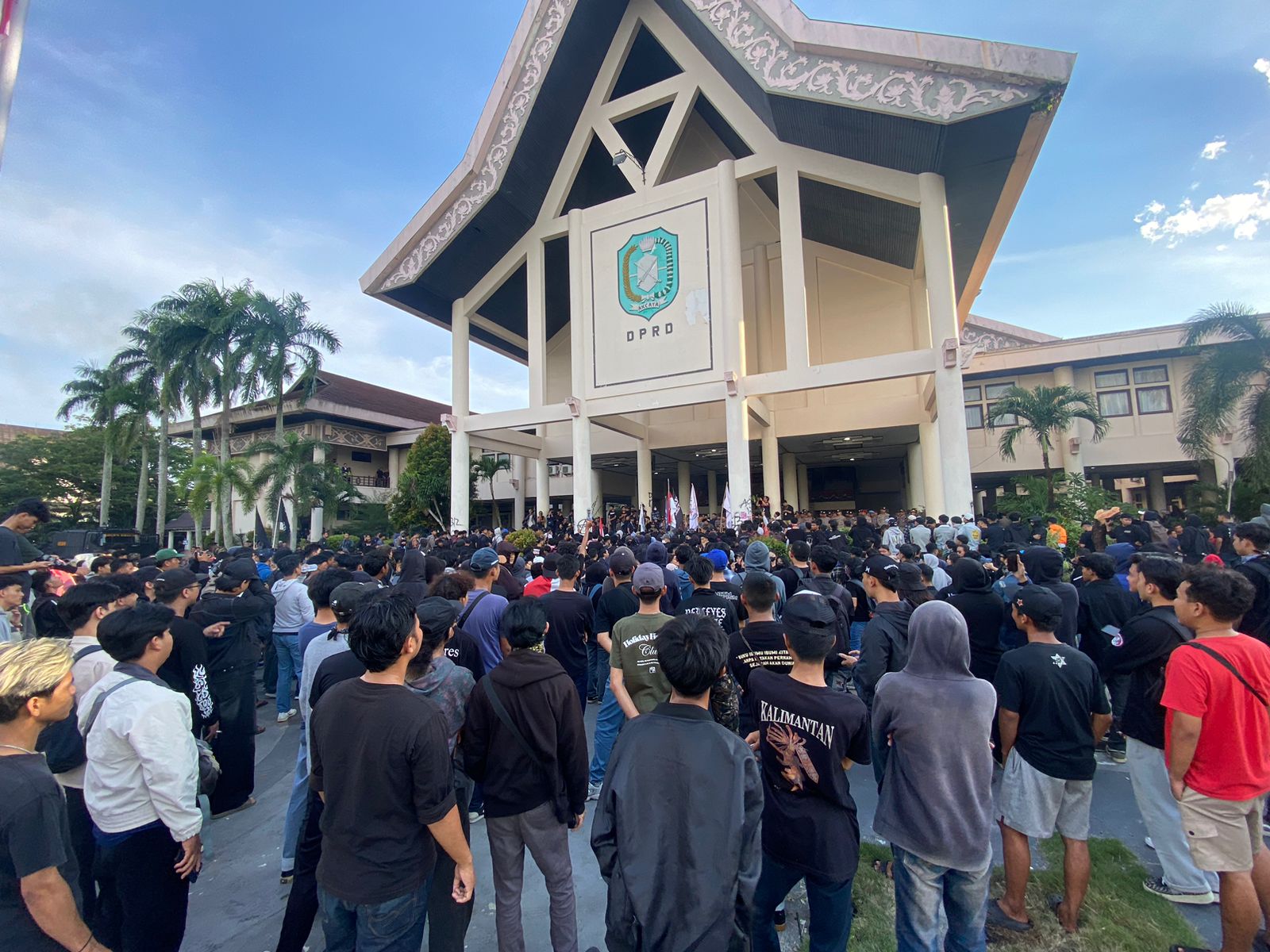 Pasukan Baju Hitam Kembali Aksi ke DPRD Provinsi Kalbar