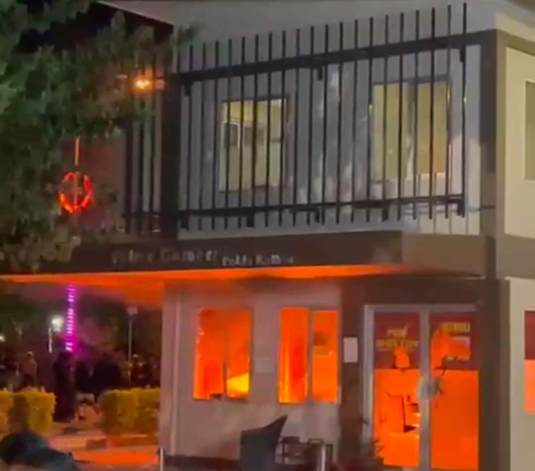 Demo Tolak Kenaikan Gaji DPR RI di Pontianak Ricuh, Pos Polisi Dibakar Massa