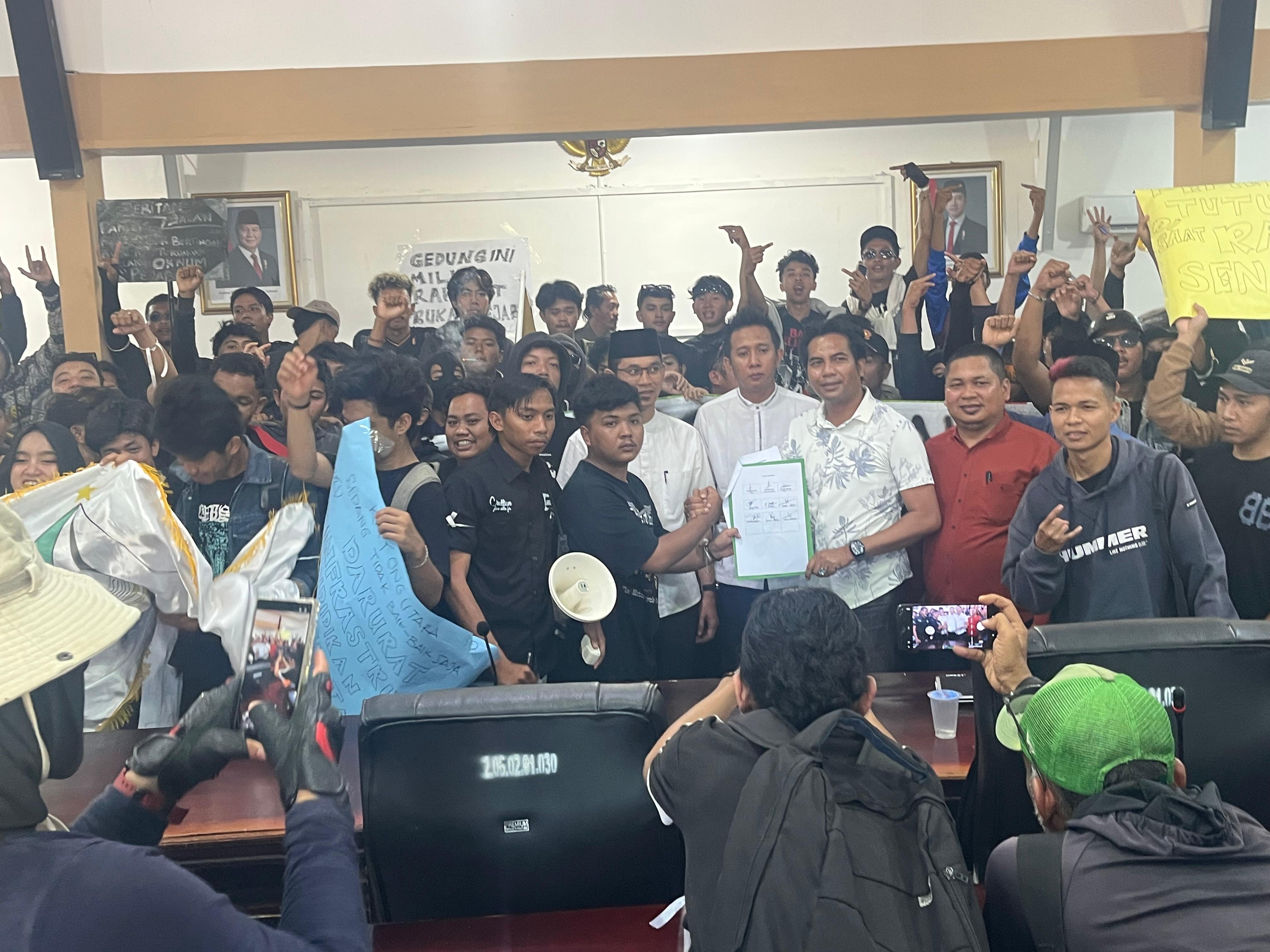 Mahasiswa dan Masyarakat Bersatu, Geruduk Kantor DPRD Kayong Utara