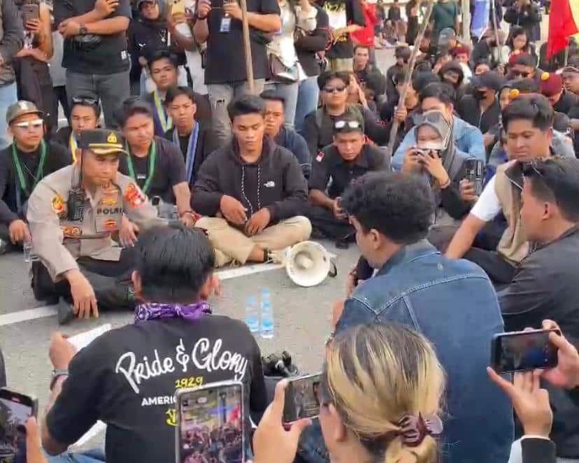 Polisi Duduk Bersila bersama Demonstran di Polda Kalbar, Dengarkan Aspirasi Massa