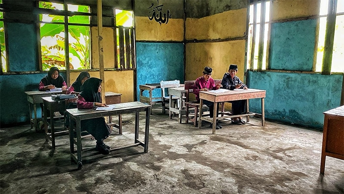 Madrasah di Ujung Sampah, Cahaya di Tengah Bau Busuk