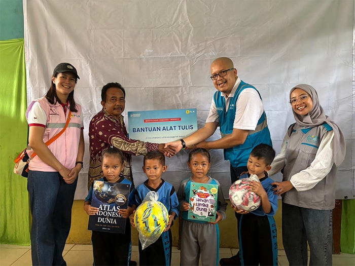 PLN UP2B Kalbar dan Srikandi PLN Bagikan 120 Paket Alat Tulis untuk Siswa SDN 29 Sungai Raya