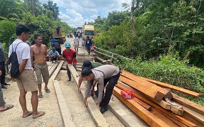 Pasca Truk Sawit Jatuh, Polsek Nanga Mahap dan Warga Gotong Royong Perbaiki Jembatan di Nanga Suri
