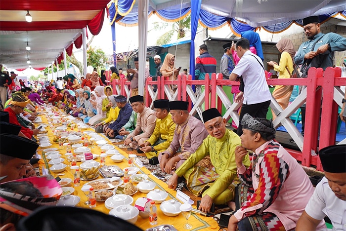 Robo-robo, Kearifan Lokal yang Menyatukan Lewat Saprahan dan Doa