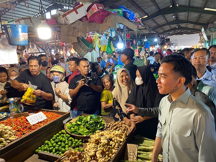 Wapres Gibran Beli Ikan Asin, Cabe hingga Sayur Mayur di Pasar Flamboyan Pontianak