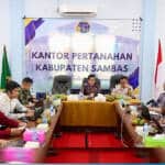 { \Illuminate\Support\Str::words($kategorix->post_title, 30, '') }}