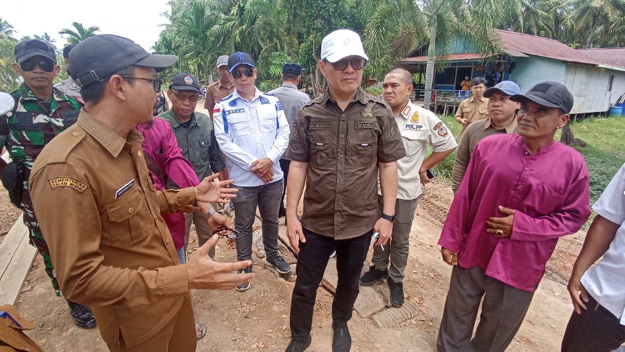 Dorong Akselerasi Infrastruktur, Bupati Romi Tinjau Jalan Poros Sukadana - Teluk Batang
