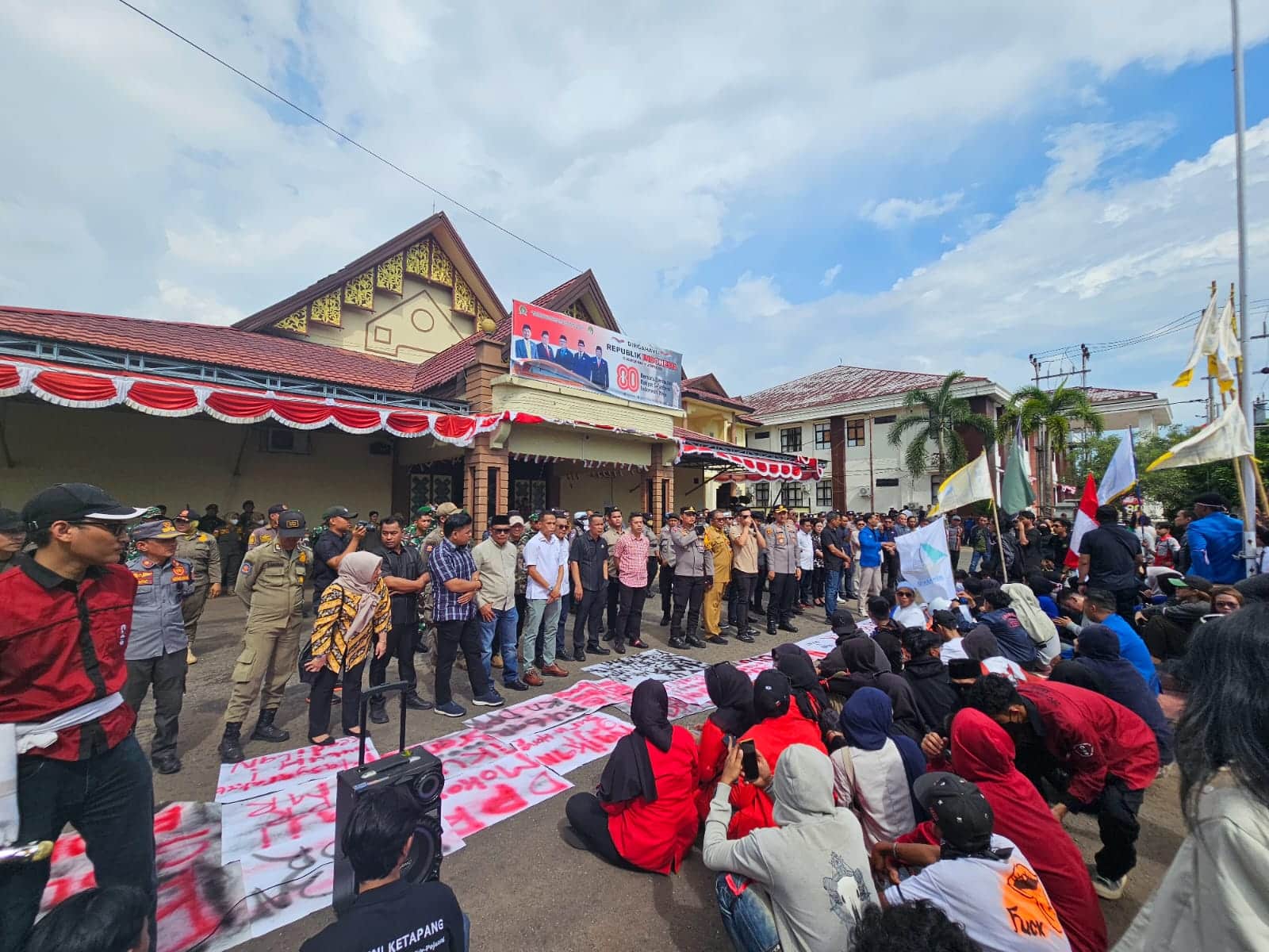 Mahasiswa dan Warga Gelar Aksi di DPRD Ketapang, Tuntut WPR, Atasi Antrean BBM serta Perbaiki Jalan dan Pendidikan