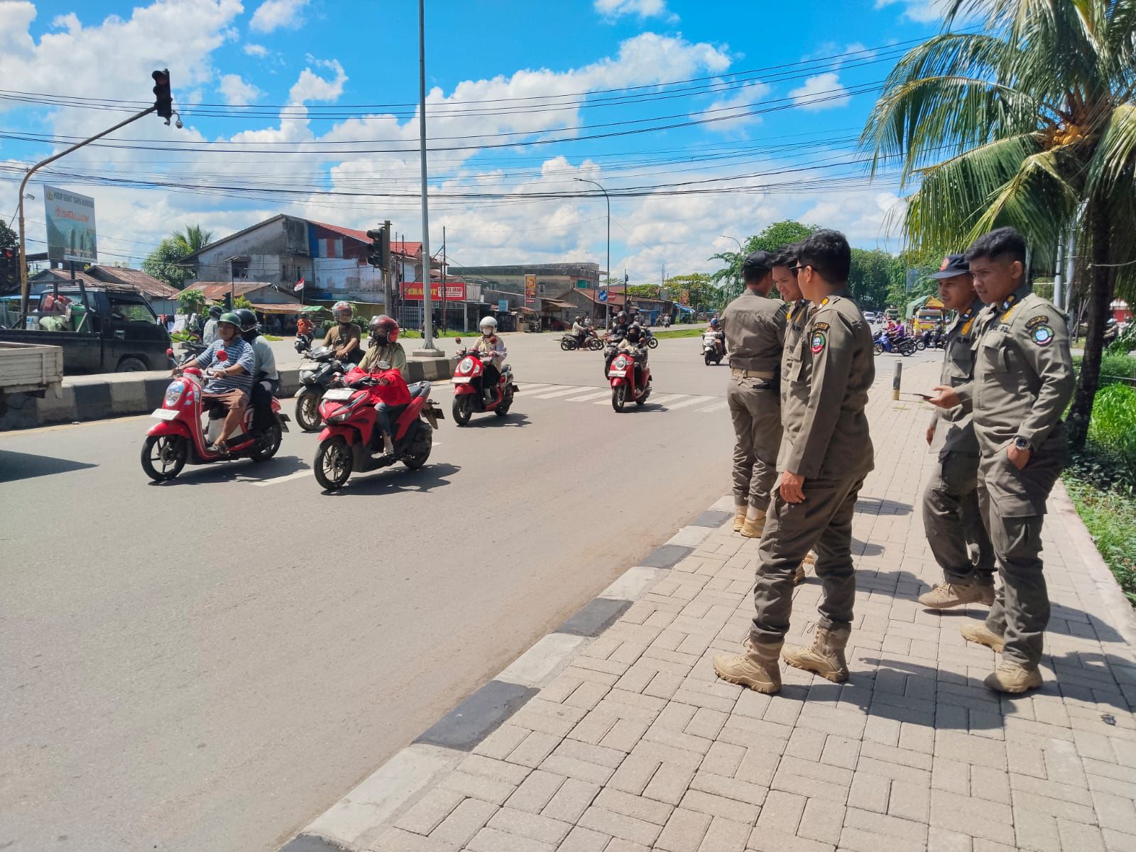 Siaga Tibum, Satpol PP Pontianak Sebar Personel di Sejumlah Simpang Traffic Light