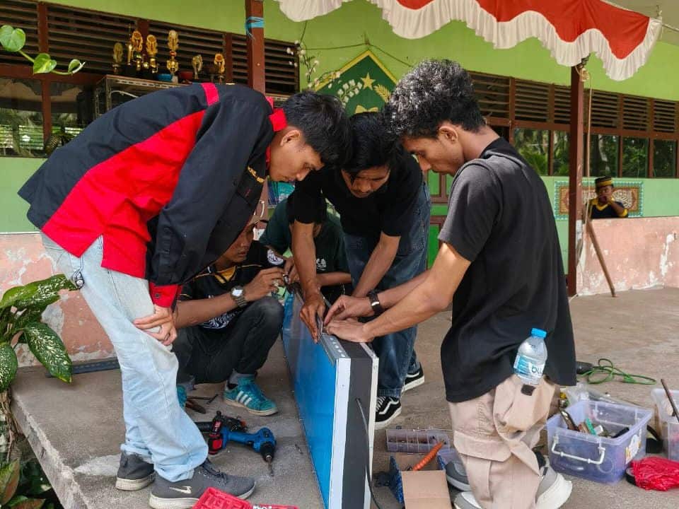 Lewat PPM, Dosen dan Mahasiswa Teknik Elektro Polnep Tingkatkan Fasilitas dan SDM Sekolah di Teluk Pakedai