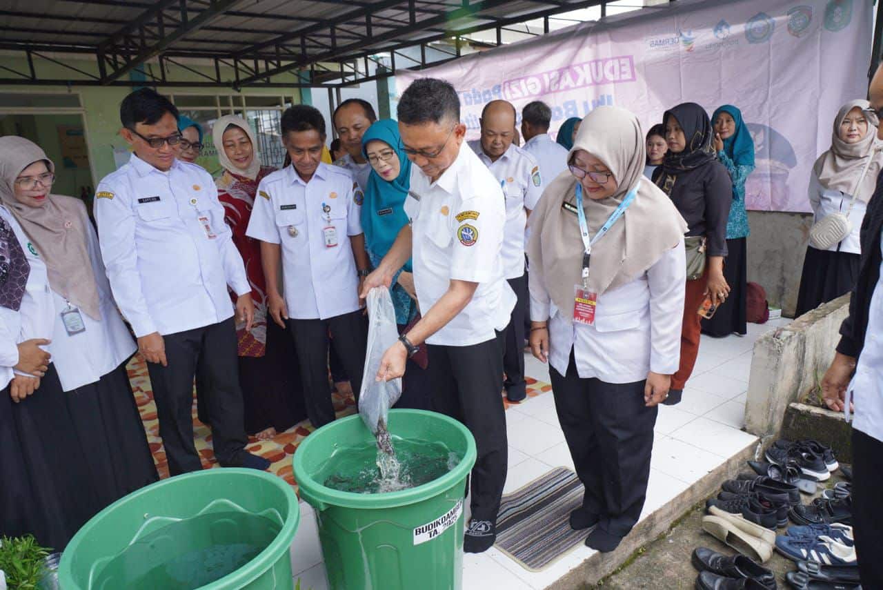 Wali Kota Pontianak Serahkan Paket Budikdamber kepada Posyandu Bunga Rampai, Misi Cegah Stunting dan Kendalikan Inflasi