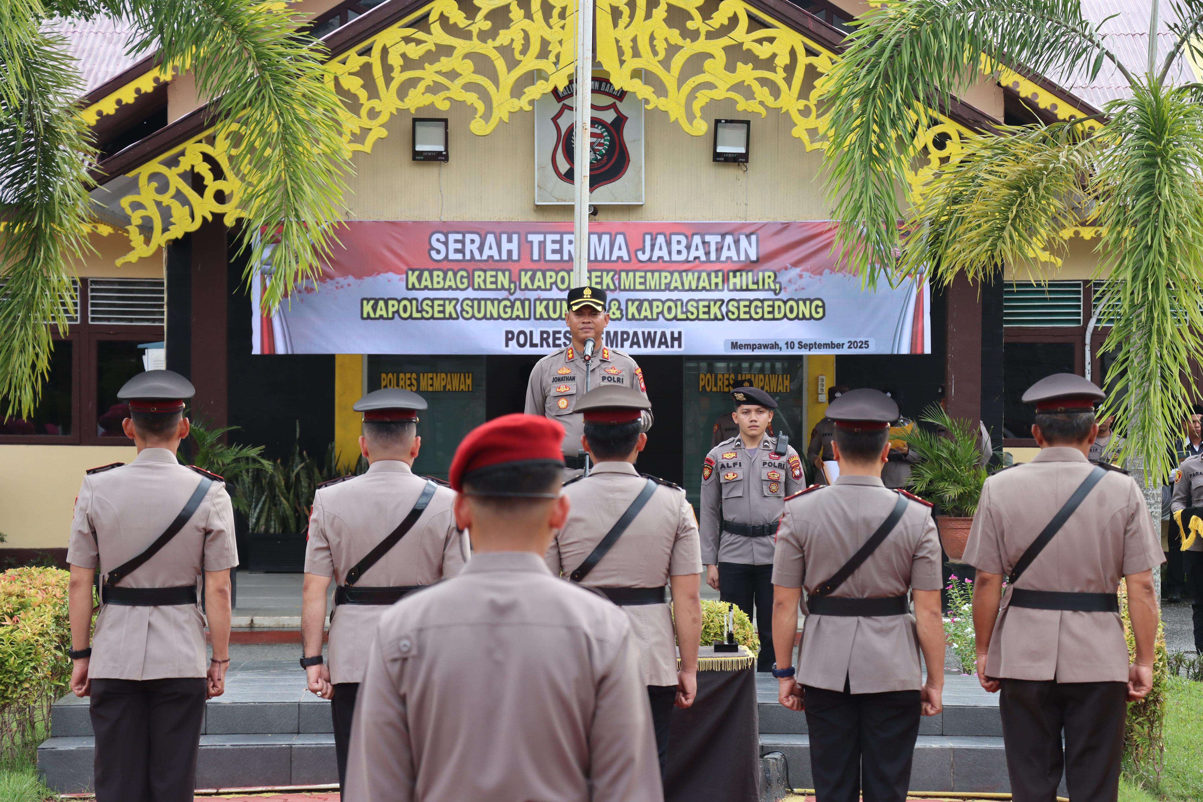 Kapolres Mempawah Pimpin Sertijab Kabagren dan Sejumlah Kapolsek Jajaran
