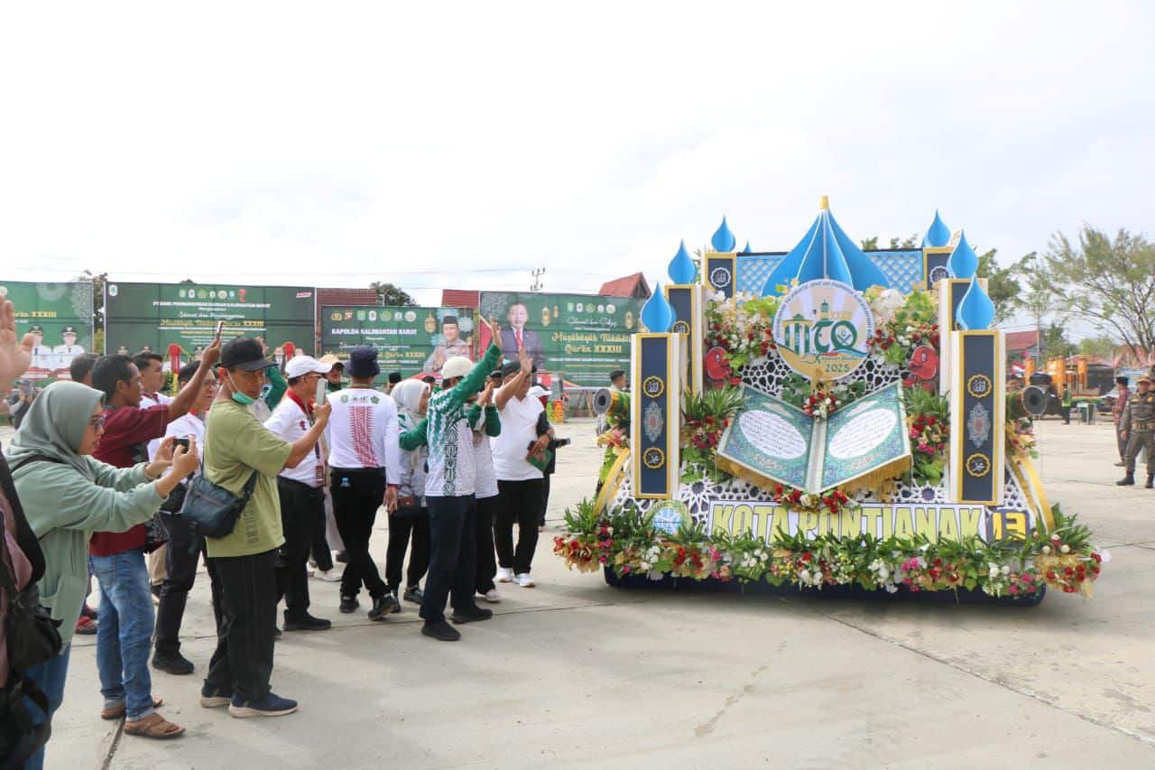 Kendaraan Hias Kafilah Pontianak Curi Perhatian di Pawai Ta’aruf MTQ XXXIII Kalbar