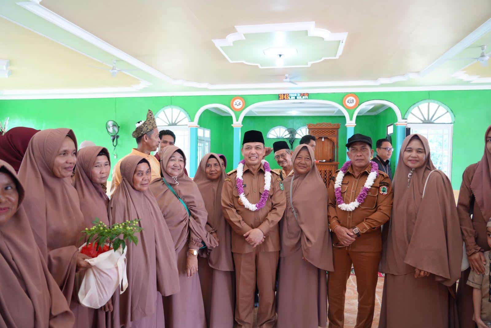 Kunjungi Kampung Dakwah Suka Maju, Gubernur Ria Norsan Respon Positif Keluhan Masyarakat Setempat