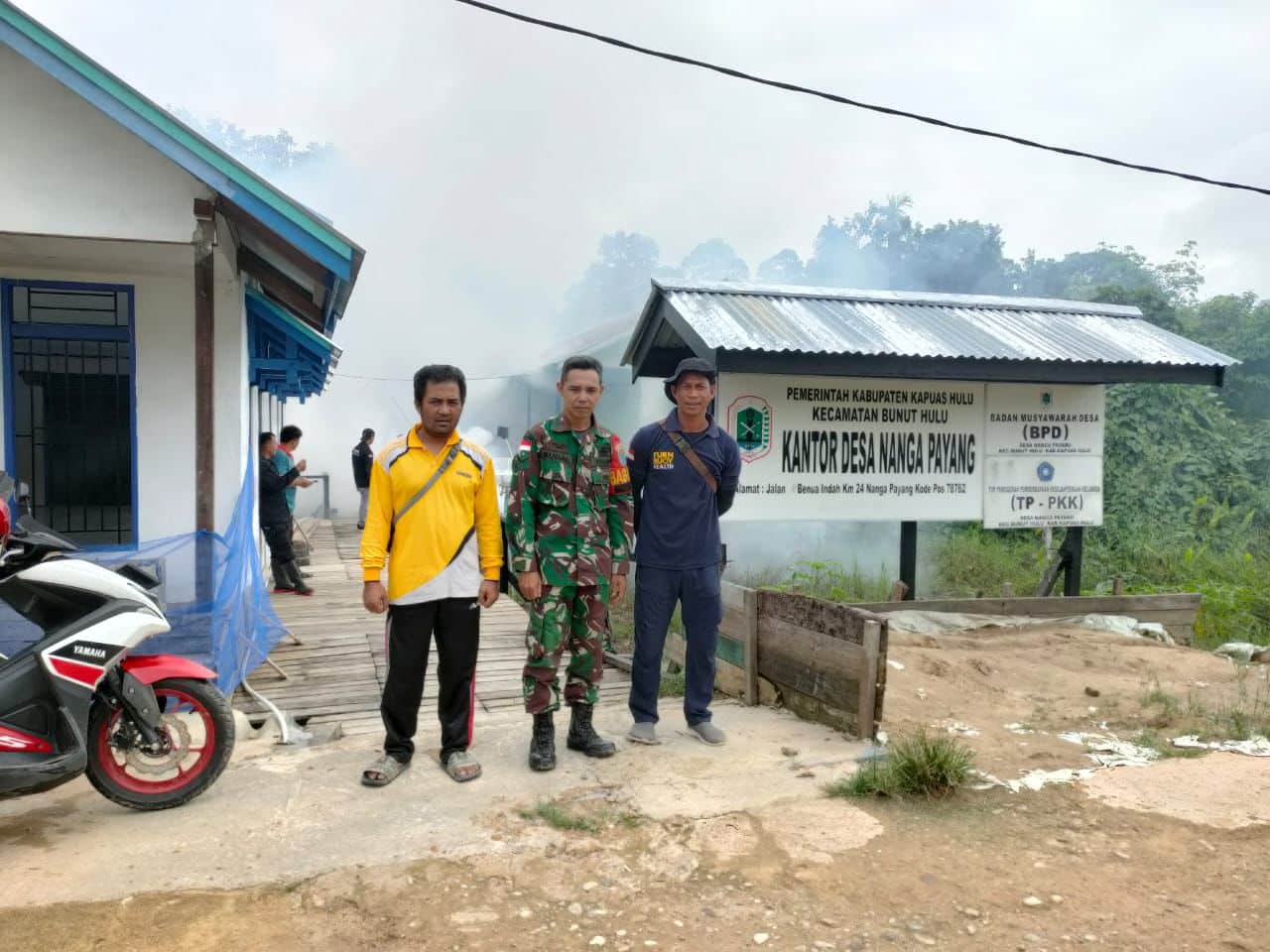 Cegah Penyakit DBD, Babinsa Koramil Bunut Hulu Dampingi Kegiatan Fogging di Wilayah Binaan