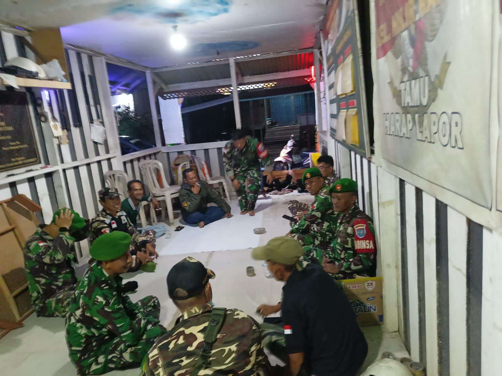 Ciptakan Wilayah Aman dan Kondusif, Babinsa Koramil Putussibau Utara Laksanakan Patroli bersama FKPPI