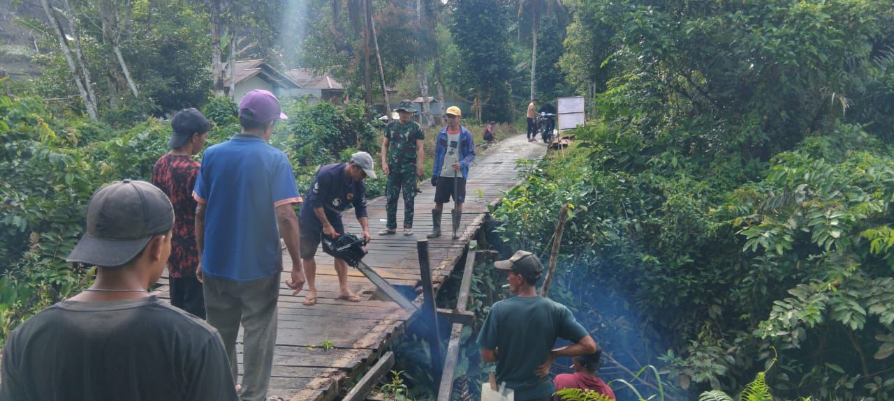 Babinsa Koramil Silat Hulu bersama Warga Lakukan Karya Bakti Perbaikan Jembatan