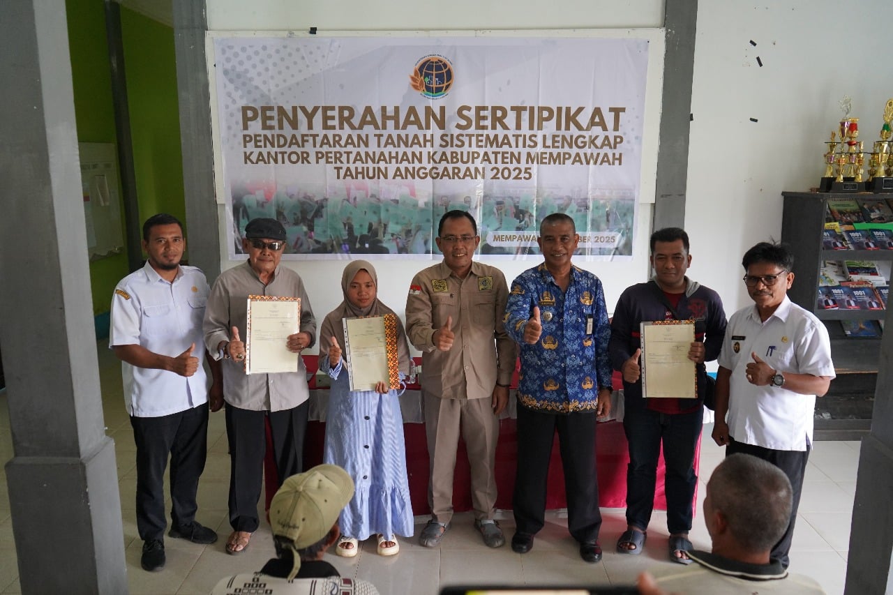 Giliran Kantah Mempawah Serahkan Sertifikat PTSL Tahun 2025 di Kecamatan Segedong