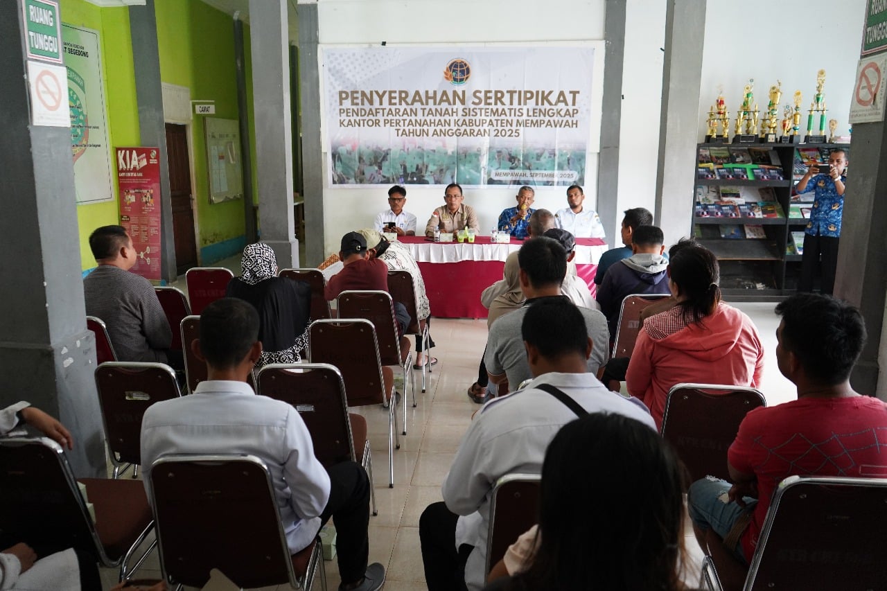Warga Segedong Terima Sertifikat PTSL 2025