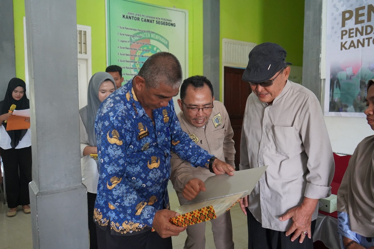 Camat Arifin Apresiasi Penyerahan Sertifikat oleh BPN Mempawah