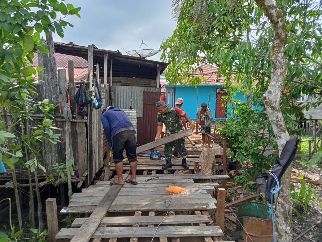 Babinsa Koramil Selimbau Laksanakan Gotong Royong, Perbaiki Jalan Gertak di Desa Gudang Hulu Selimbau