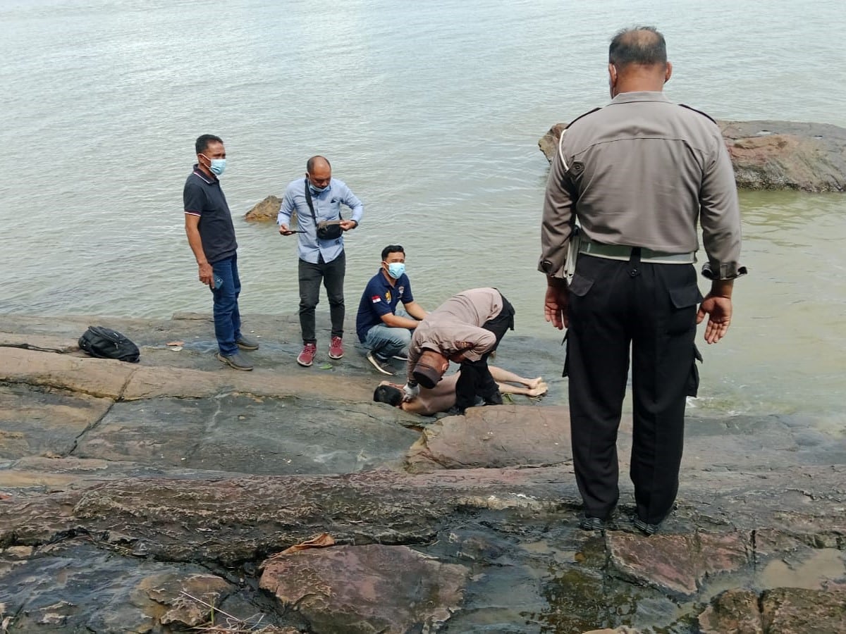 Personel Posbabinpotmar Pemangkat Bantu Evakuasi Penemuan Mayat di Pantai Tanjung Batu