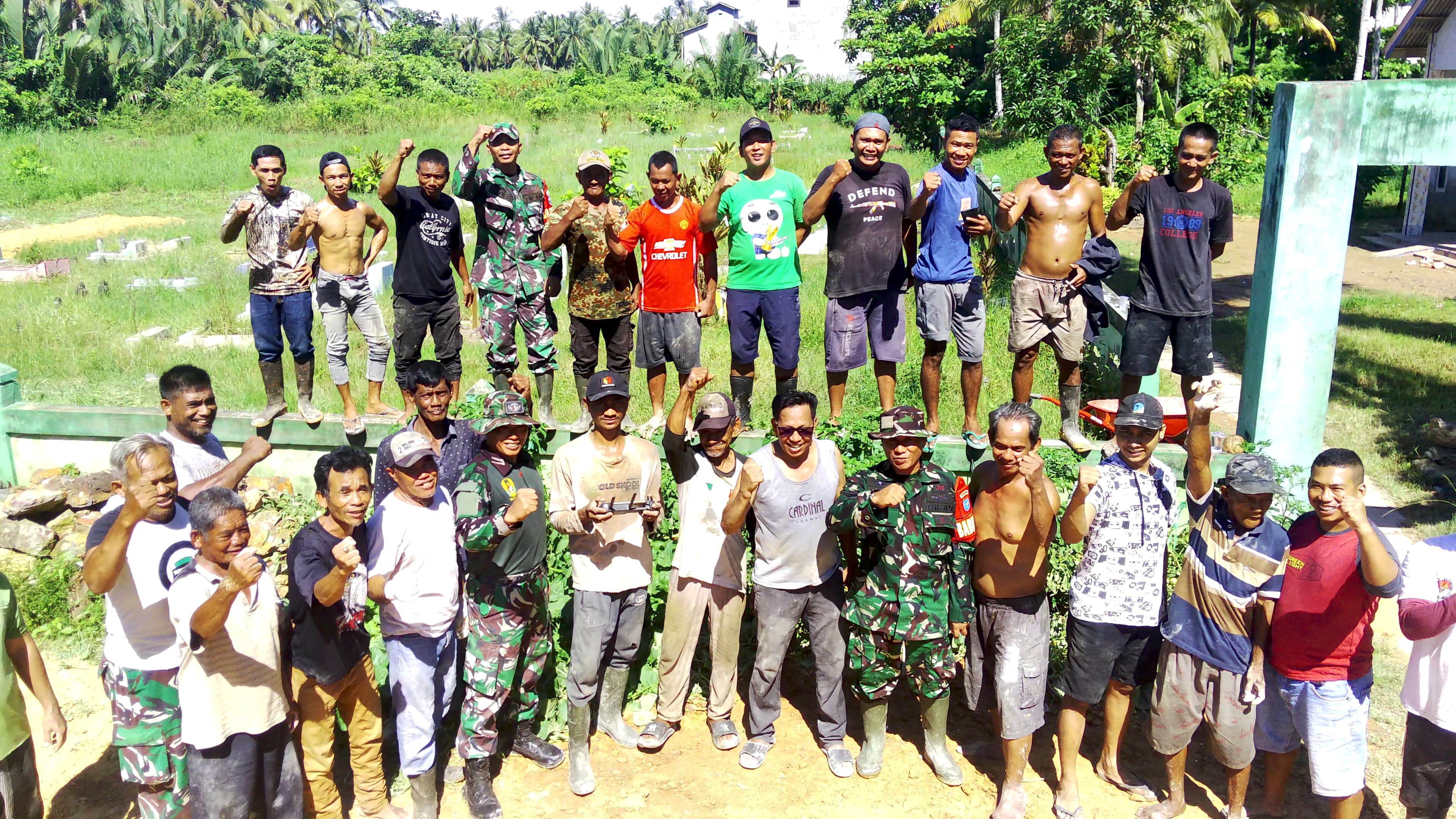 TNI dan Warga Sungai Pinyuh Gelar Gotong Royong Bersihkan TPU dan Timbun Jalan Akses