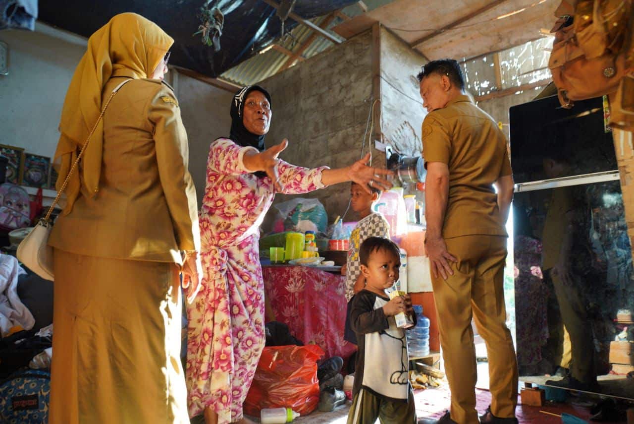 Norma Terharu Rumahnya Diperbaiki, Wako Serahkan Bantuan Sandang Pangan dari Kemensos