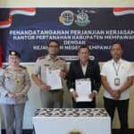 { \Illuminate\Support\Str::words($kategorix->post_title, 30, '') }}