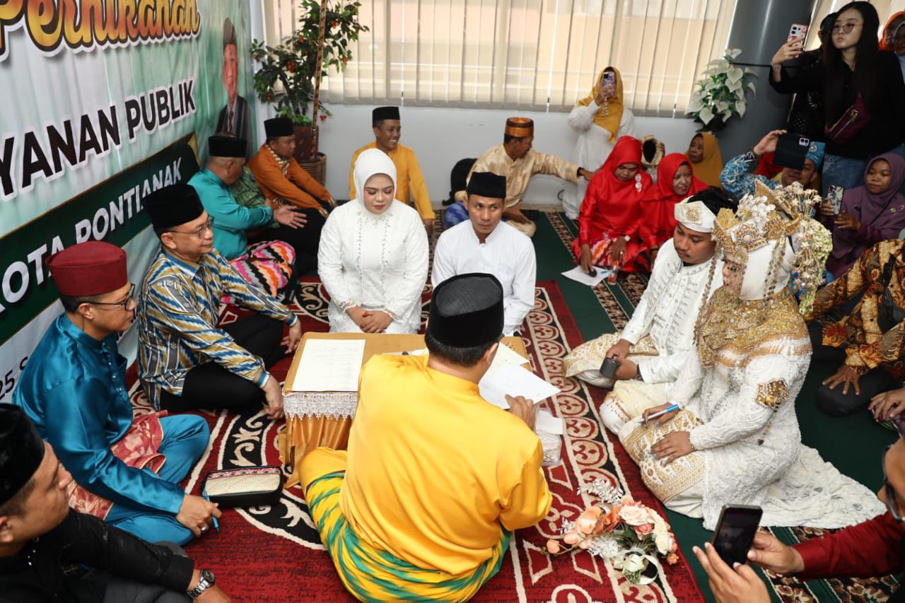 Perdana di MPP Pontianak, Edi Kamtono Jadi Saksi Pernikahan Nurul dan Susilawati